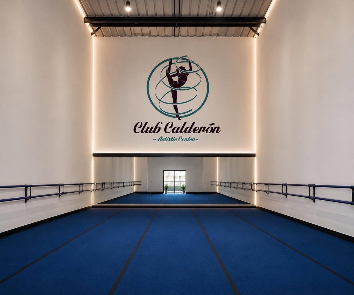 Gimnasio de Club Calderón con el logo del club en la pared
