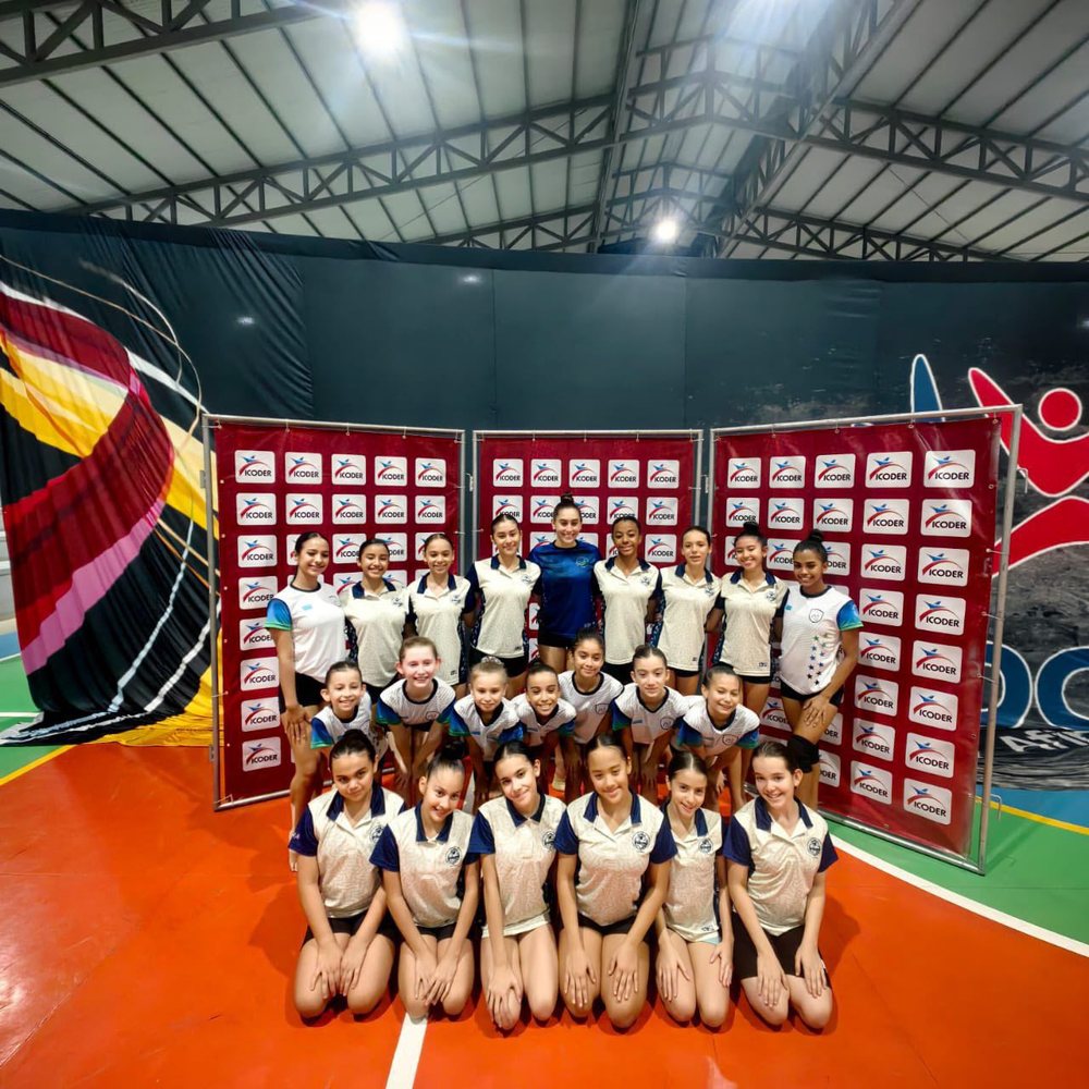 Equipo completo de Club Calderón en un campeonato