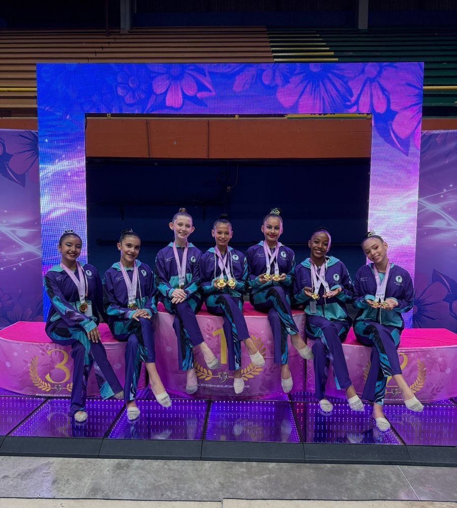 Equipo de Club Calderón con medallas en el podio