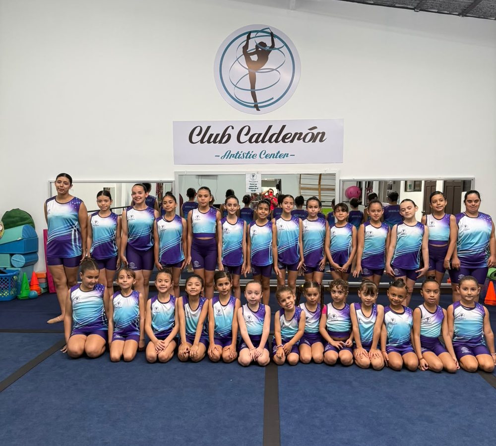 Grupo de gimnastas de Club Calderón sede Belén
