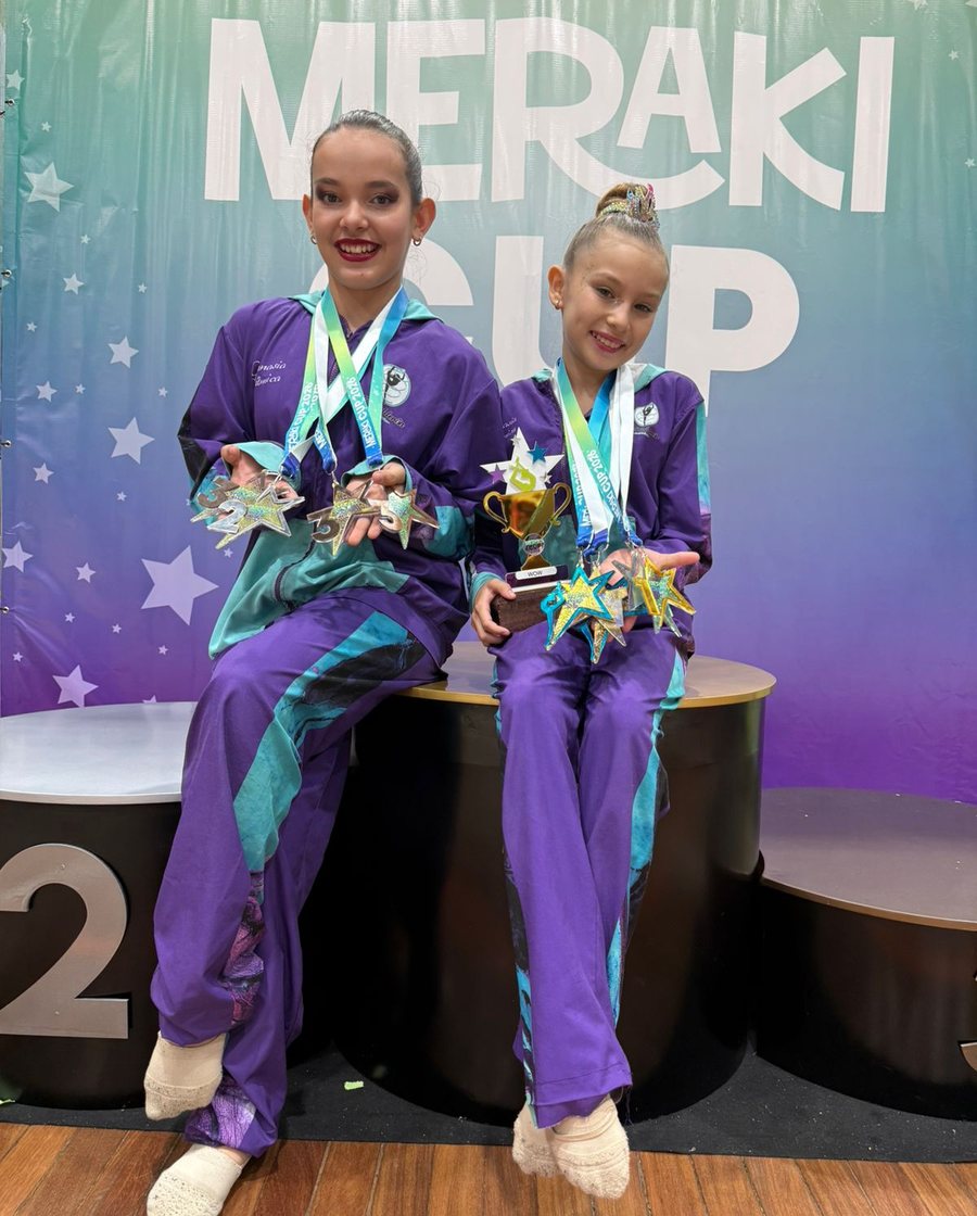 Gimnastas de Club Calderón con trofeo en la Meraki Cup