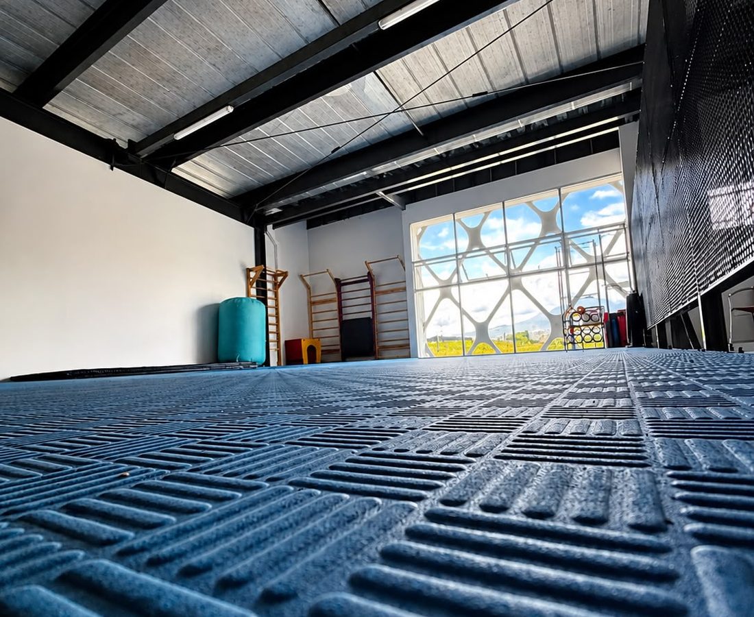 Gimnasio de Club Calderón con ventanal y tatami azul