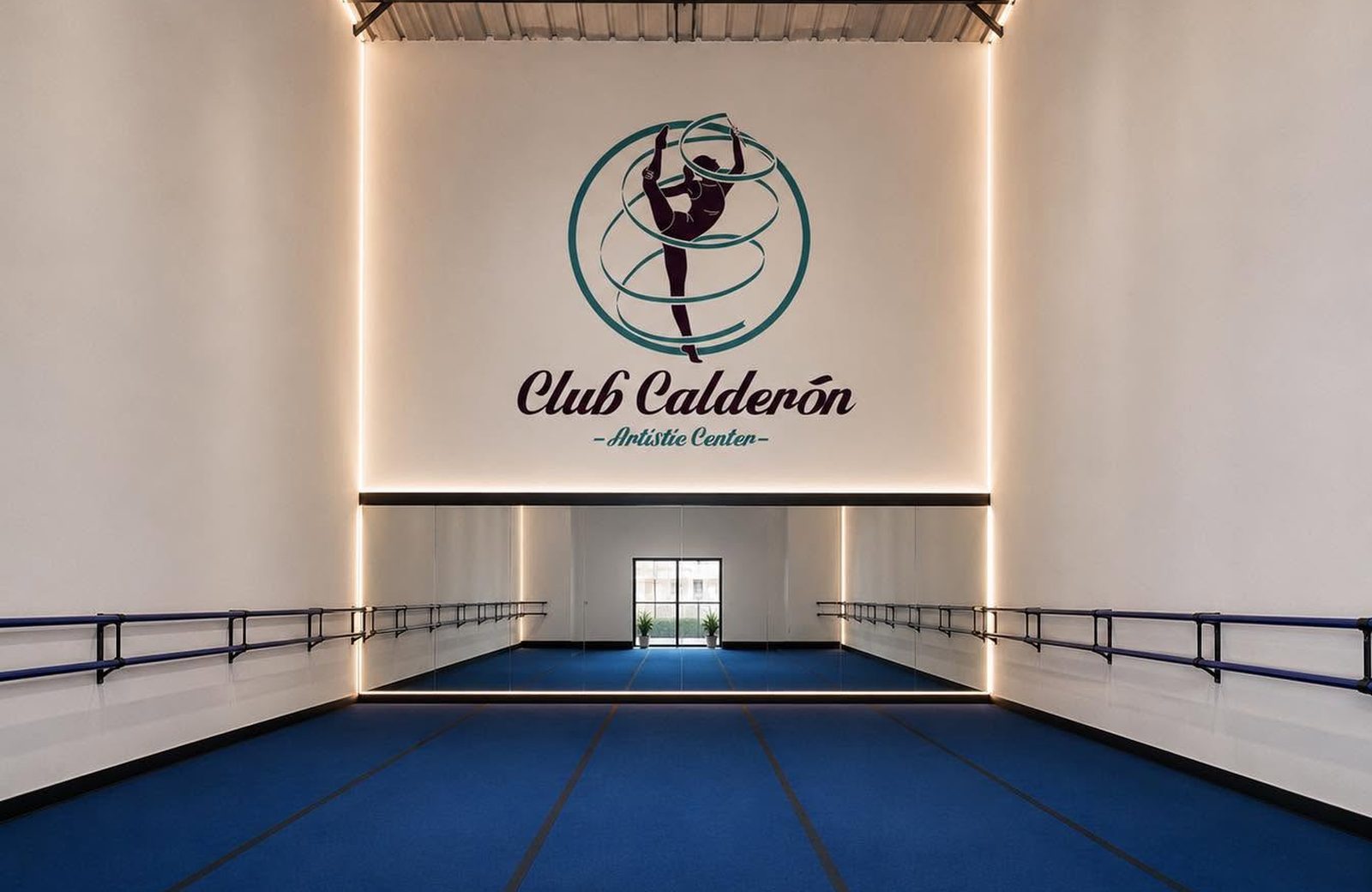Gimnasio de Club Calderón con el logo del club en la pared