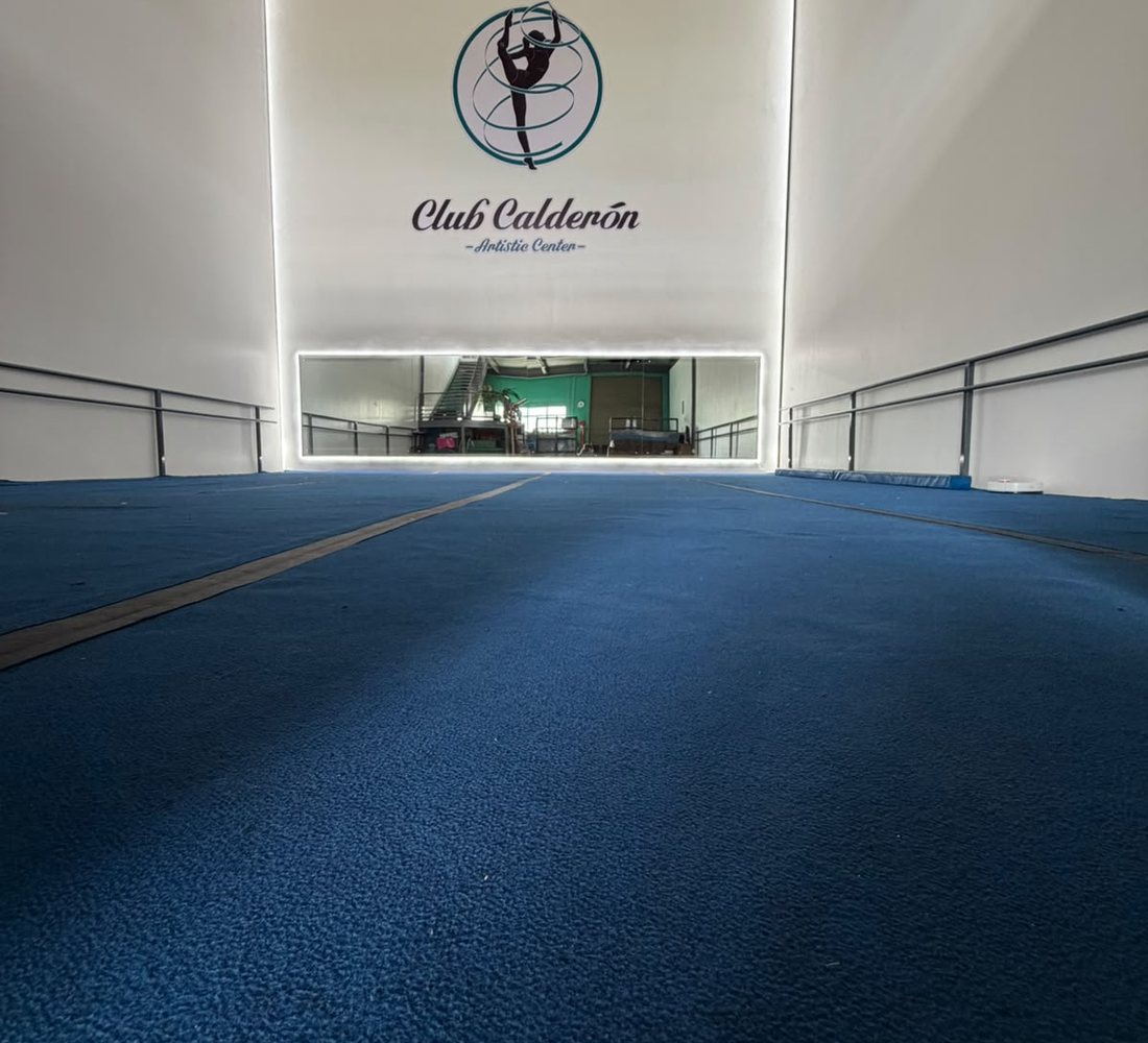 Gimnasio de la sede de Escazú con el logo de Club Calderón